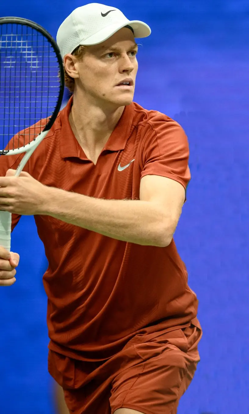 Jannik Sinner prepares to hit a forehand in the 2025 US Open final. Macci has no concerns about the Italian’s fitness, especially with no Carlos Alcaraz to compete against at Wimbledon. Credit: Wikimedia Commons