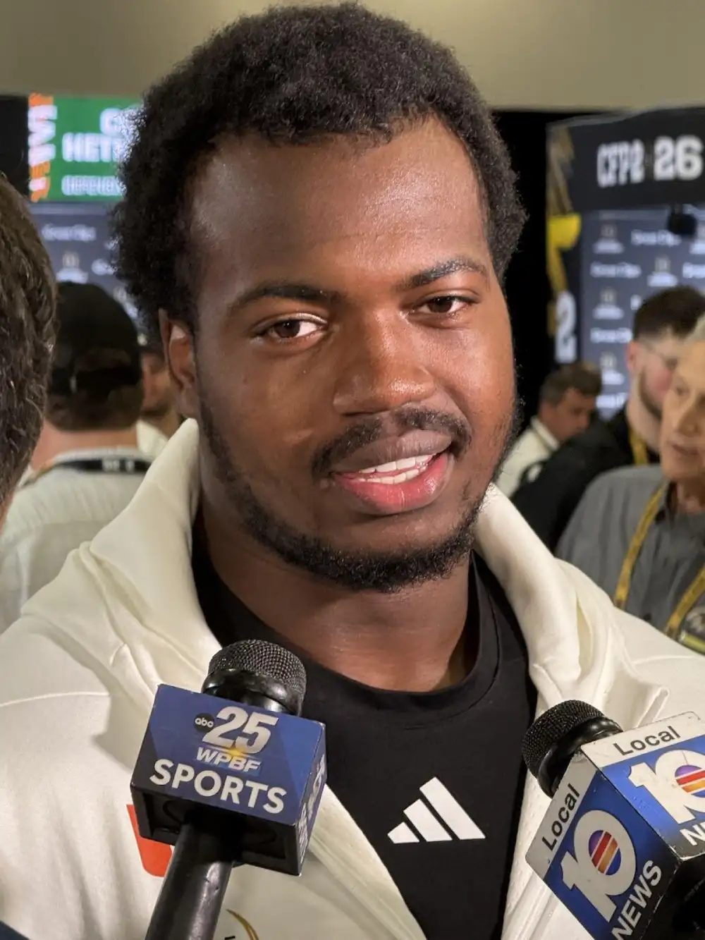 Rueben Bain Jr of the Miami Hurricanes speaks at a media day conference ahead of the 2026 College play-offs (Credit: Wikimedia Commons)